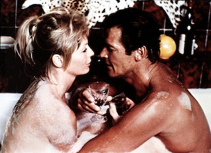 Kino. Gold, Gold, Gold, Gold, Susannah York, Roger Moore Rod Slater (Roger Moore) und Terry (Susanna...