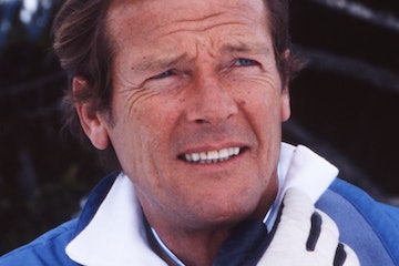 L'acteur Roger Moore au ski à Gstaad en 1981. (Photo by Bertrand LAFORET/Gamma-Rapho via Getty Image...